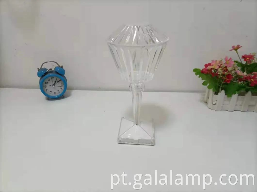 A lâmpada de mesa de cristal elegante controlada pelo toque para casas modernas